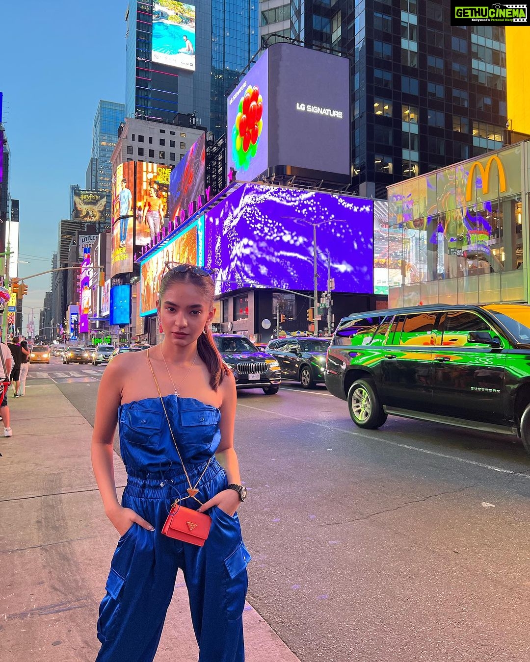 Anushka Sen Instagram - NEW YORK BABY πΊπΈπ₯Ήπ . . Wearing @fashionnova #sen21 New York Times Square