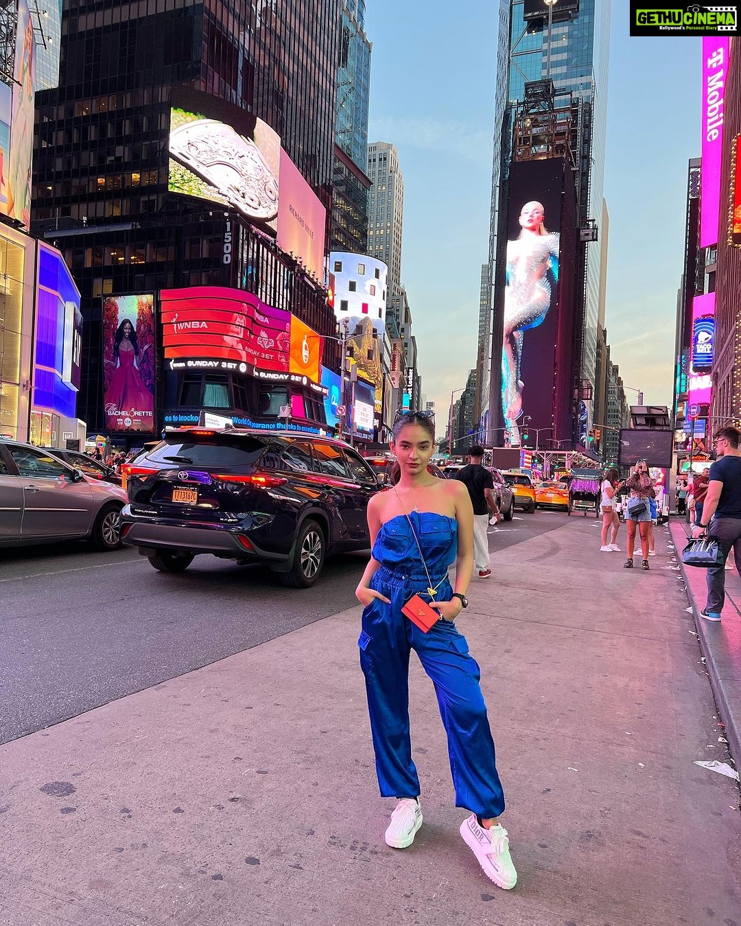 Anushka Sen Instagram - NEW YORK BABY πΊπΈπ₯Ήπ . . Wearing @fashionnova #sen21 New York Times Square