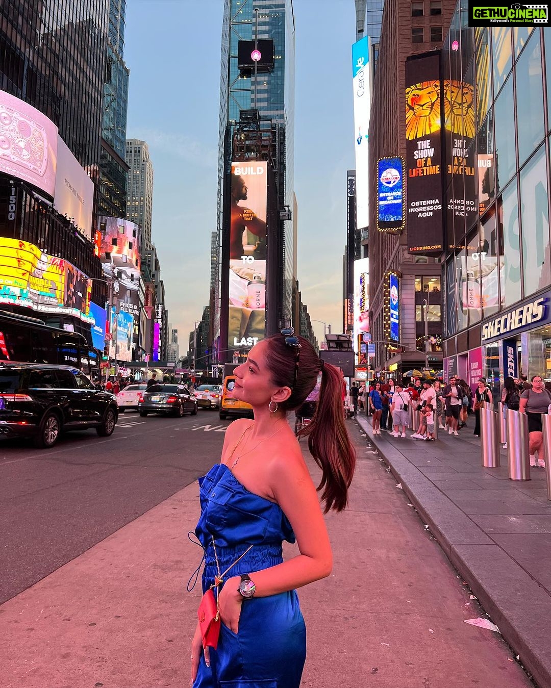 Anushka Sen Instagram - NEW YORK BABY πΊπΈπ₯Ήπ . . Wearing @fashionnova #sen21 New York Times Square