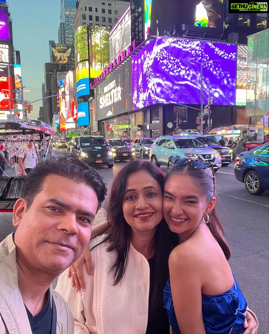 Anushka Sen Instagram - NEW YORK BABY πΊπΈπ₯Ήπ . . Wearing @fashionnova #sen21 New York Times Square