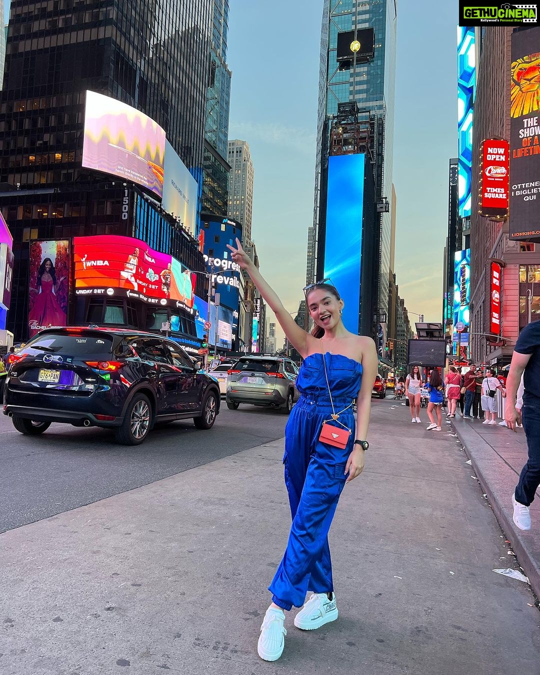 Anushka Sen Instagram - NEW YORK BABY πΊπΈπ₯Ήπ . . Wearing @fashionnova #sen21 New York Times Square
