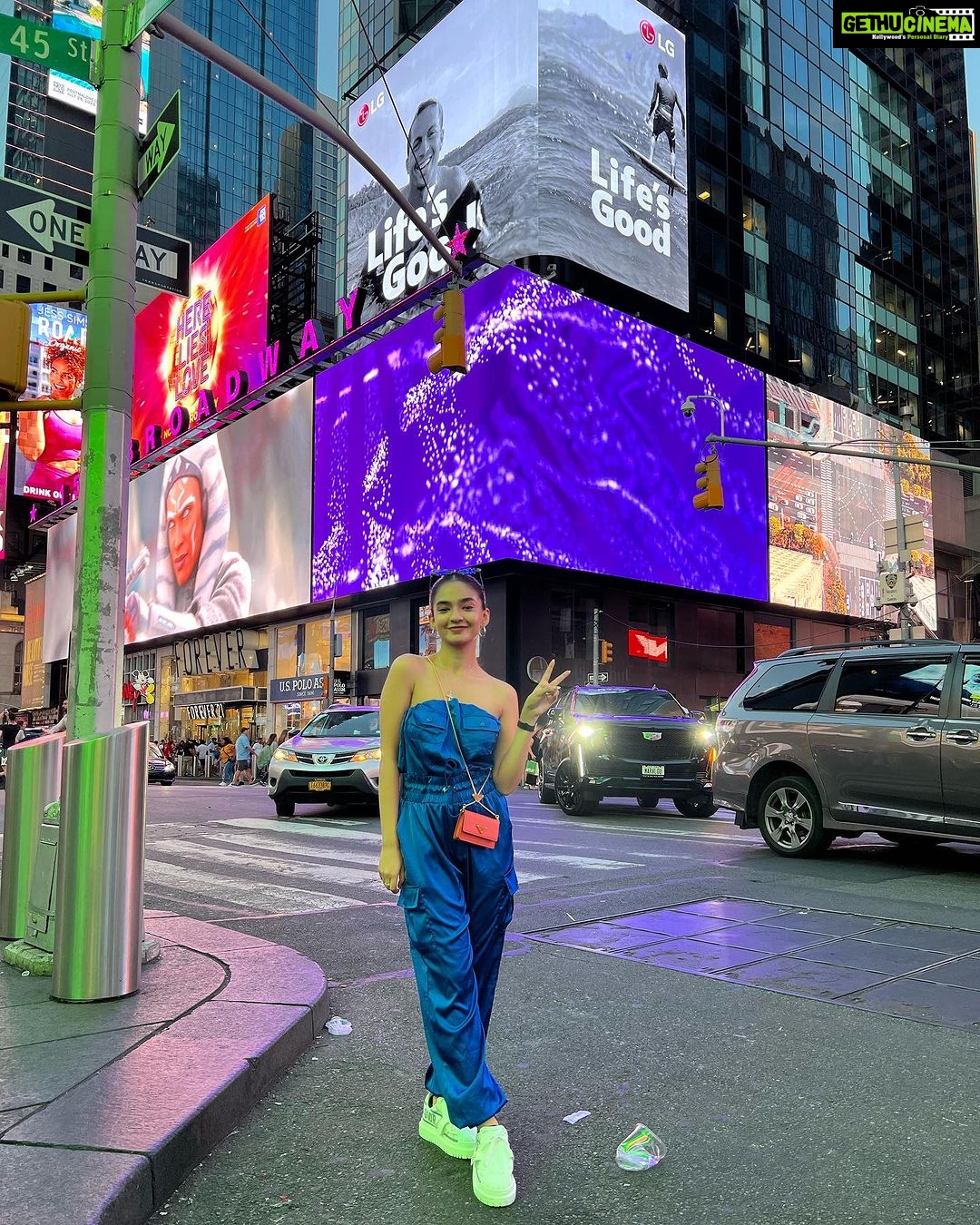 Anushka Sen Instagram - NEW YORK BABY πΊπΈπ₯Ήπ . . Wearing @fashionnova #sen21 New York Times Square
