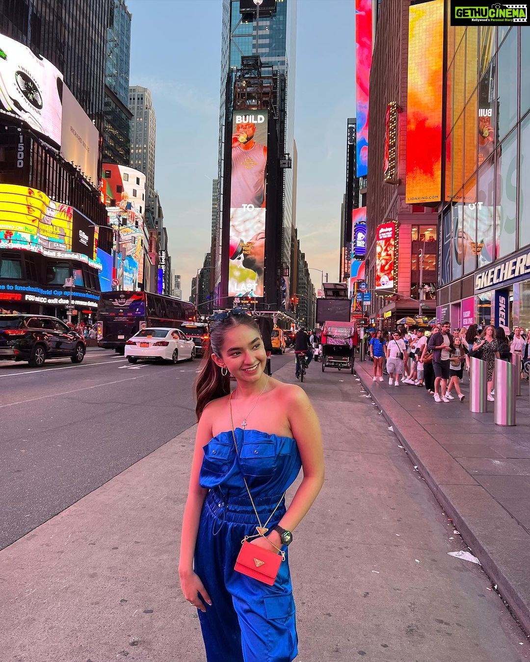 Anushka Sen Instagram - NEW YORK BABY πΊπΈπ₯Ήπ . . Wearing @fashionnova #sen21 New York Times Square