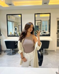 Anushka Sen Instagram - new hair 😚🤍