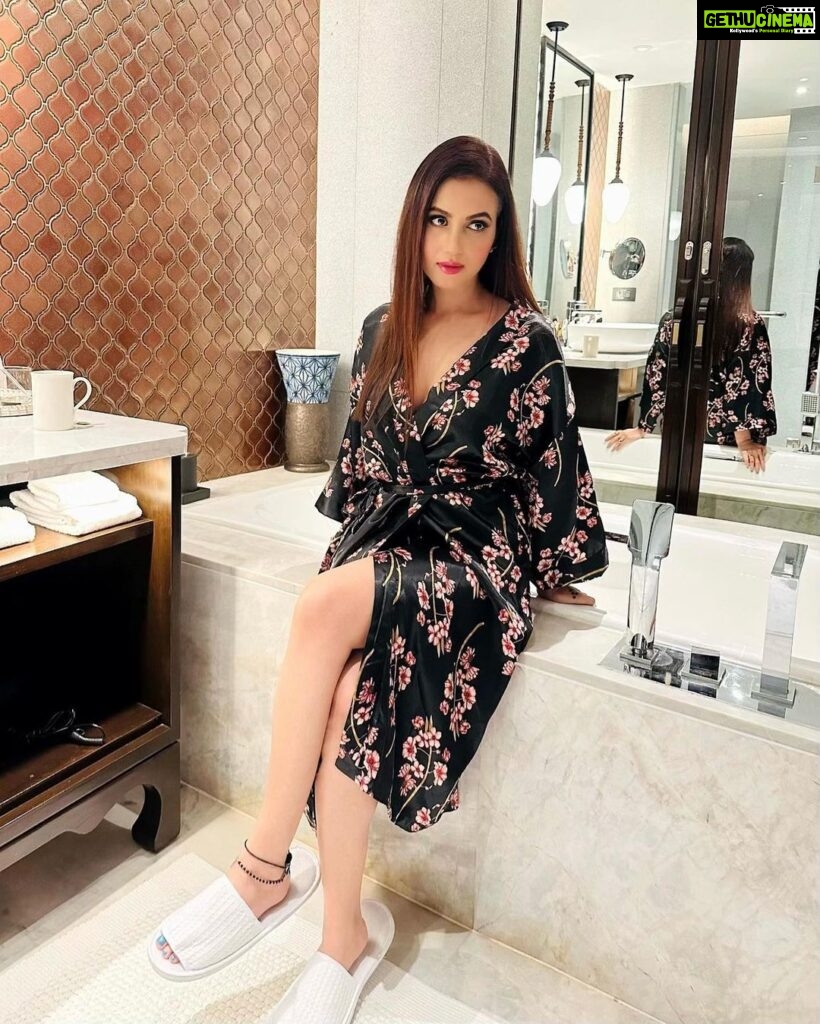 Anusmriti Sarkar Instagram - Chilling 😎🧿 #picture #robe #vibe #picoftheday #saturday #weekend #as #anusmriti #anusmritisarkar #chilling #bathroompic JW Marriott Phuket Resort & Spa