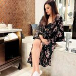 Anusmriti Sarkar Instagram - Chilling 😎🧿 #picture #robe #vibe #picoftheday #saturday #weekend #as #anusmriti #anusmritisarkar #chilling #bathroompic JW Marriott Phuket Resort & Spa