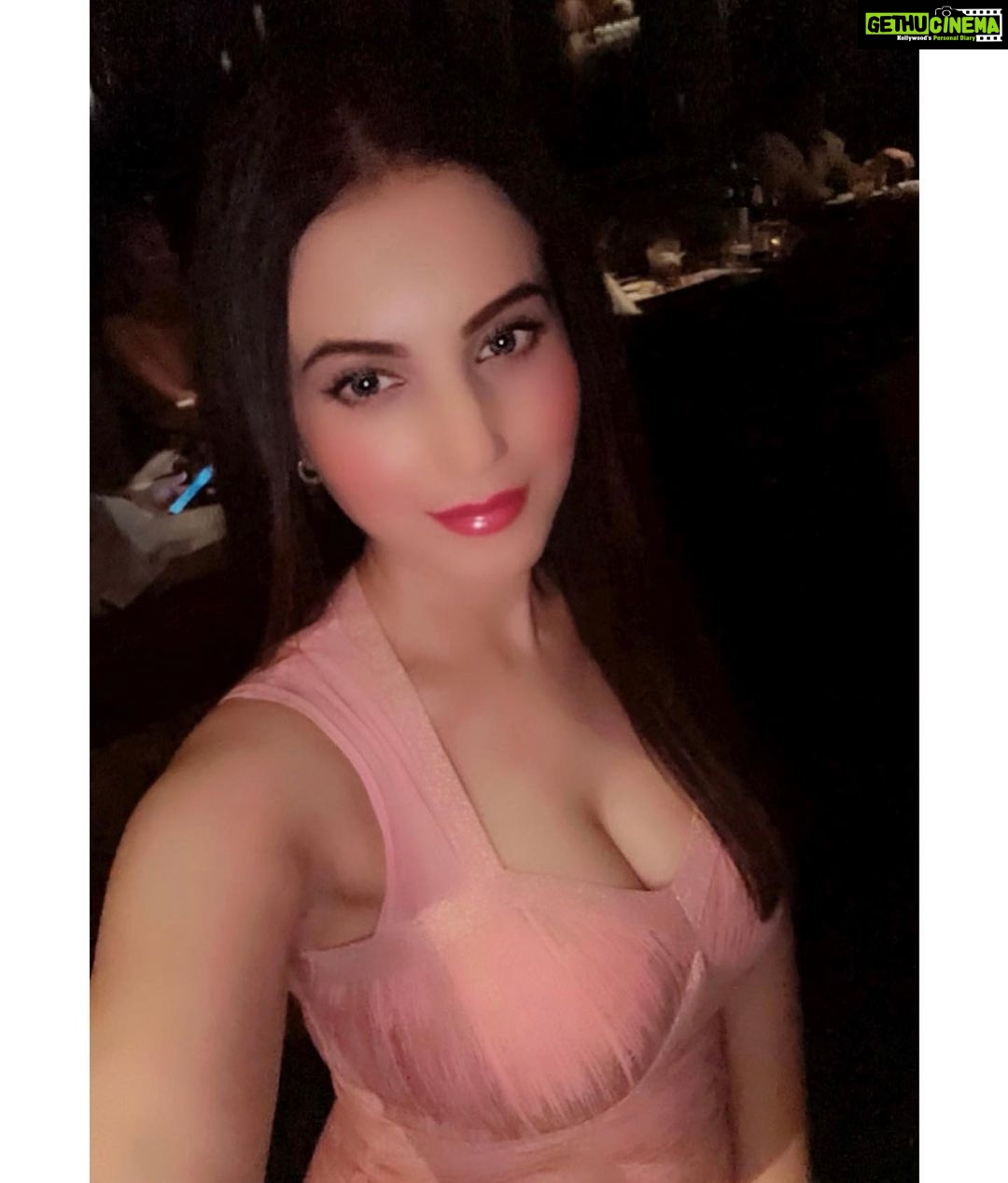 Anusmriti Sarkar Instagram - Dubai 💗🧿🧿 #random #click #nobu #dubai #dubailife #uae #dinner #picoftheday #summer #love #pink #as #anusmriti #anusmritisarkar #balmain #valentino #atlantis #atlantisdubai Nobu, Atlantis