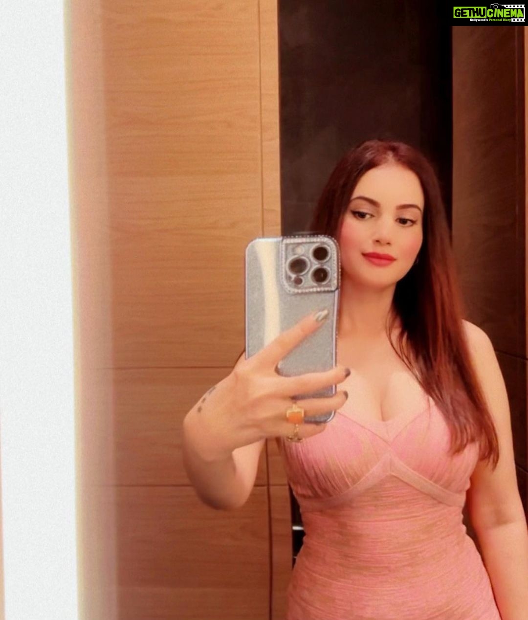 Anusmriti Sarkar Instagram - Dubai 💗🧿🧿 #random #click #nobu #dubai #dubailife #uae #dinner #picoftheday #summer #love #pink #as #anusmriti #anusmritisarkar #balmain #valentino #atlantis #atlantisdubai Nobu, Atlantis