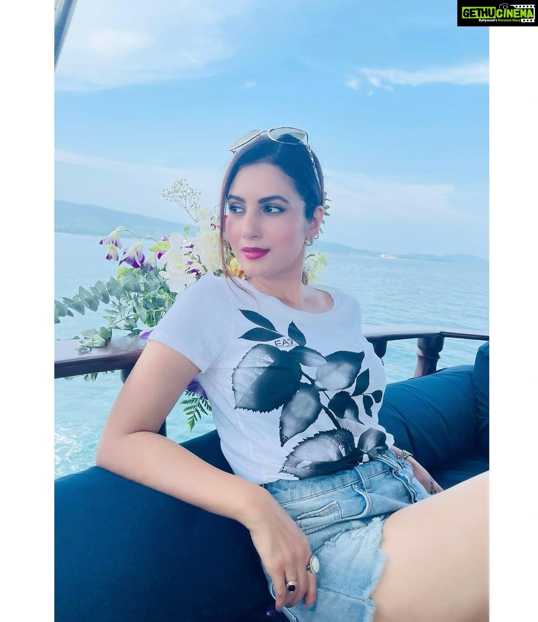Anusmriti Sarkar Instagram - Chilling with the magical sunset 💕🧿🧿 #yacht #sunset #blue #sky #nature #love #flowers #holiday #vibes #yachtlife #holiday #chilling #as #anusmriti #anusmritisarkar #krabi #thailand Krabi, Thailand