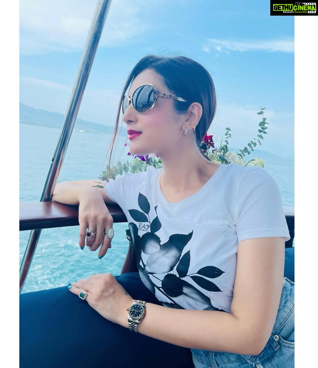 Anusmriti Sarkar Instagram - Chilling with the magical sunset 💕🧿🧿 #yacht #sunset #blue #sky #nature #love #flowers #holiday #vibes #yachtlife #holiday #chilling #as #anusmriti #anusmritisarkar #krabi #thailand Krabi, Thailand