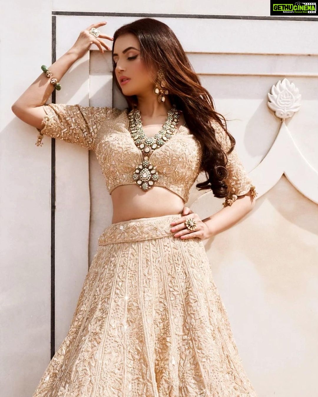 Anusmriti Sarkar Instagram - Shining bright with the beautiful designer jewels by @aashirwad.jewels ✨🧿🧿 📸 @pradhumna.sharma @ravipahujaphotography54 Style @stylethesapien Outfit @swishbossofficial MUA @itoria_makeup_hairdesigns #jewellery #beautiful #polkijewellery #tajmahal #shooting #design #as #anusmriti #anusmritisarkar