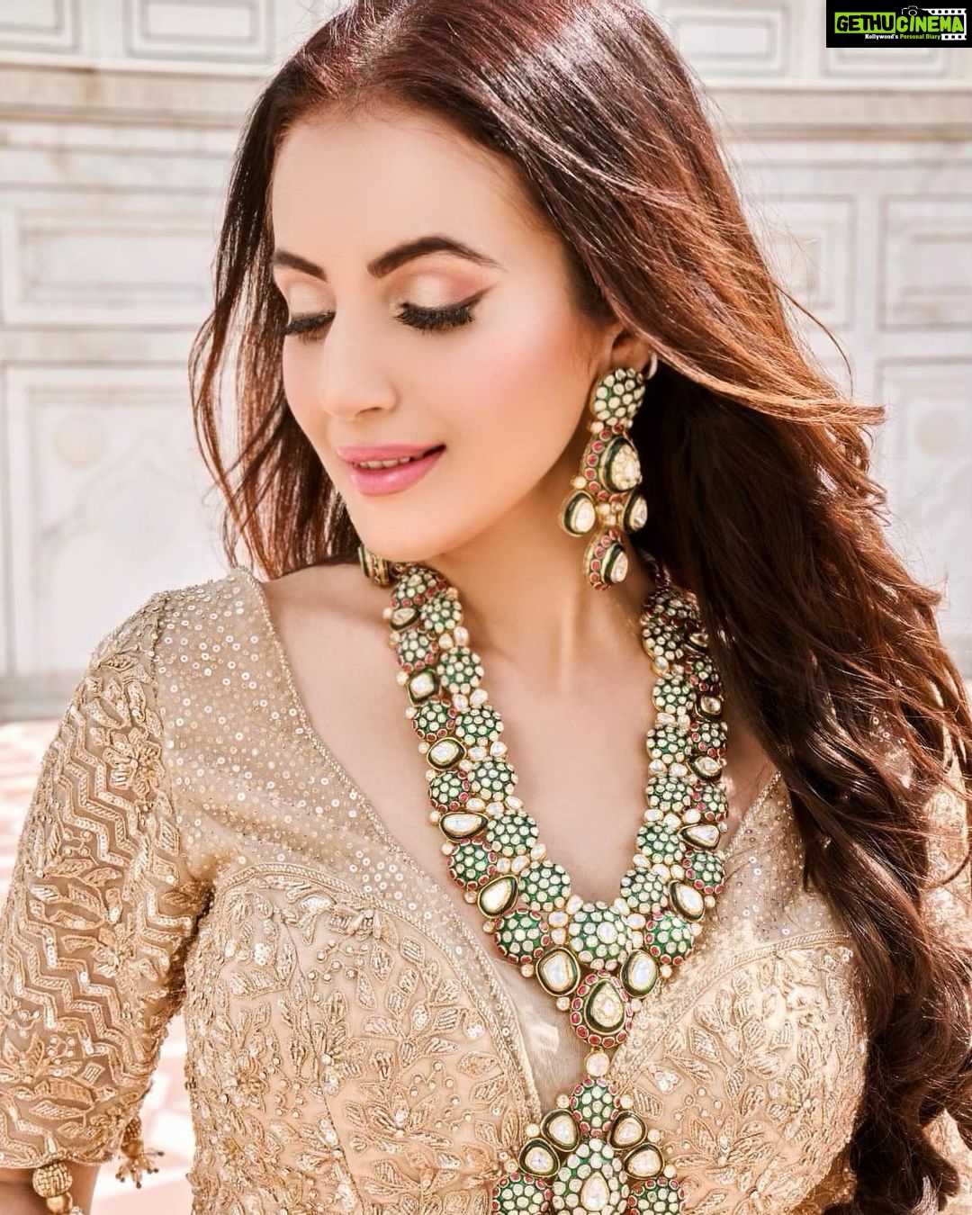 Anusmriti Sarkar Instagram - Shining bright with the beautiful designer jewels by @aashirwad.jewels ✨🧿🧿 📸 @pradhumna.sharma @ravipahujaphotography54 Style @stylethesapien Outfit @swishbossofficial MUA @itoria_makeup_hairdesigns #jewellery #beautiful #polkijewellery #tajmahal #shooting #design #as #anusmriti #anusmritisarkar