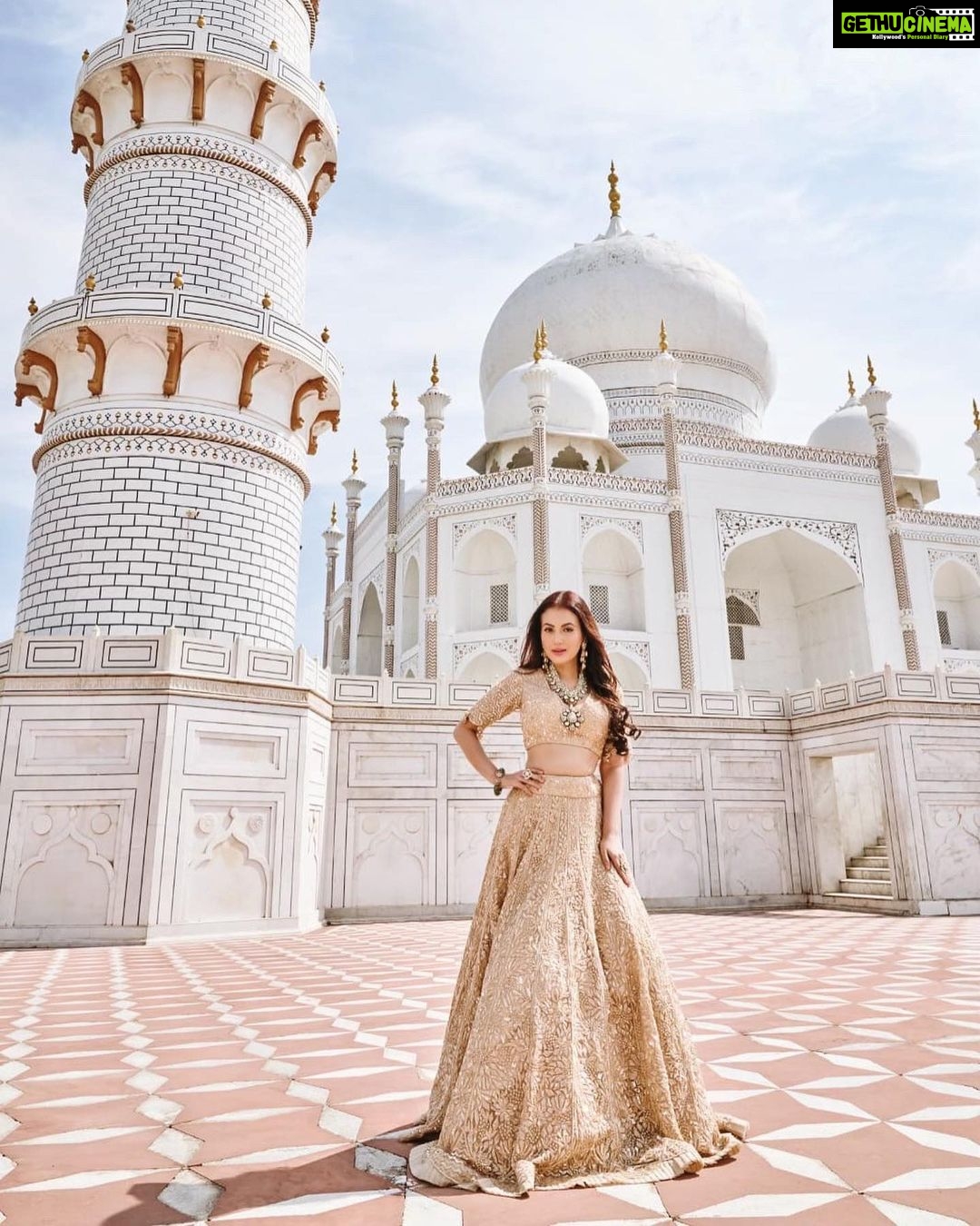 Anusmriti Sarkar Instagram - Shining bright with the beautiful designer jewels by @aashirwad.jewels ✨🧿🧿 📸 @pradhumna.sharma @ravipahujaphotography54 Style @stylethesapien Outfit @swishbossofficial MUA @itoria_makeup_hairdesigns #jewellery #beautiful #polkijewellery #tajmahal #shooting #design #as #anusmriti #anusmritisarkar