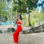Anusmriti Sarkar Instagram - Beach party ✨💕🧿🧿 📸 @rinisarkar_rs #sunset #beach #beachparty #red #phuket #thailand #champagne #love #chilling #vibes #goodlife #as #anusmriti #anusmritisarkar #party #beachlife Avani+ Mai Khao Phuket Suites