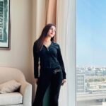 Anusmriti Sarkar Instagram - Reasons behind why am I single 🙈 #tbt #black #reels #reelsvideo #dubai #takemeback #march #instalike #mondaymood #throwback #as #anusmriti #anusmritisarkar #black 🧿🧿
