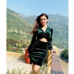 Anusmriti Sarkar Instagram - Sun kissed and the beautiful wind 💕🧿🧿 #nature #green #hill #instagood #saturday #weekend #love #as #anusmriti #anusmritisarkar #bluesky #sunkissed #wind
