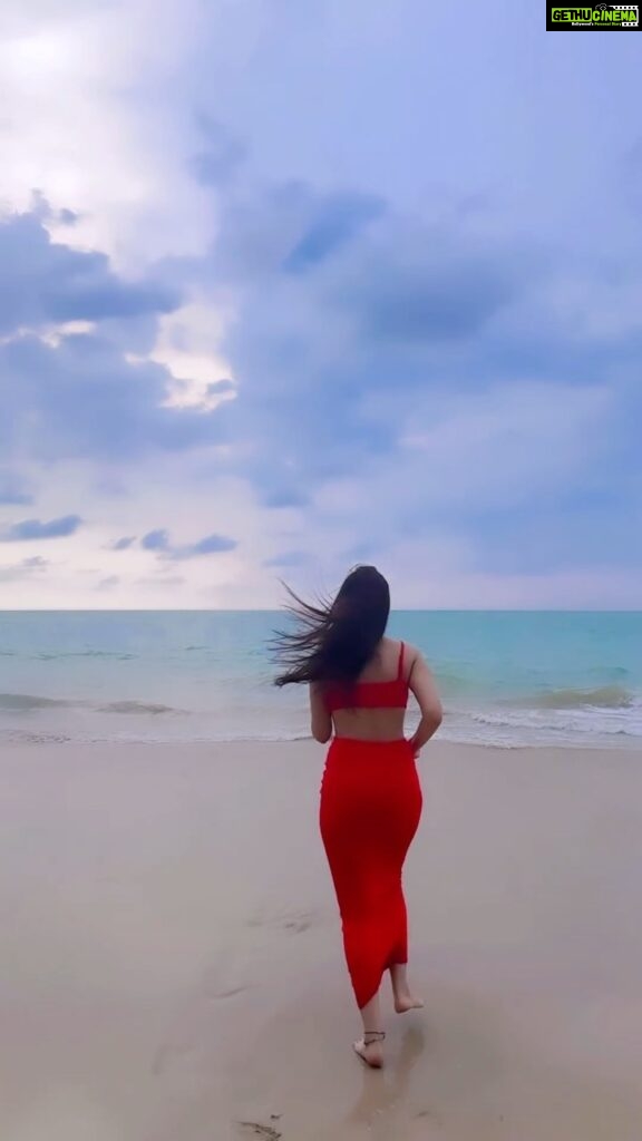 Anusmriti Sarkar Instagram - Sea , sand and sky 💗🧿🧿 #beach #love #reel #red #sea #sand #sky #beachlife #reelsvideo #as #anusmriti #anusmritisarkar #phuket #thailand Phuket, Thailand