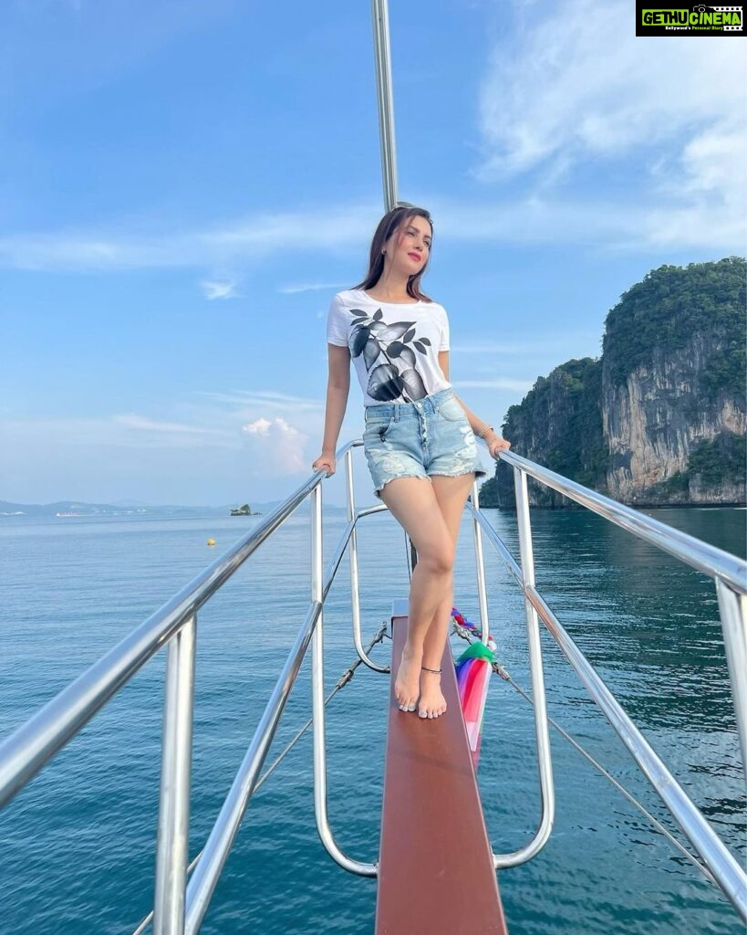 Anusmriti Sarkar Instagram - Blu sky n blu water ✨🧿 #throwback #nature #beauty #sea #sky #krabi #thailand #yacht #blessed #as #anusmritisarkar #anusmriti Krabi, Thailand