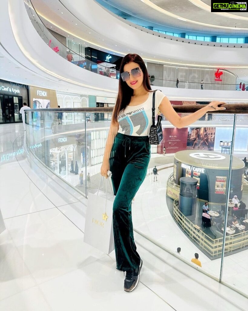 Anusmriti Sarkar Instagram - Just a my kind of day ✨🧿🧿 #dubaimall #dubai #uae #pic #dior #shopping #happy #friday #as #anusmritisarkar #anusmriti #picoftheday Dubai Mall , Dubai