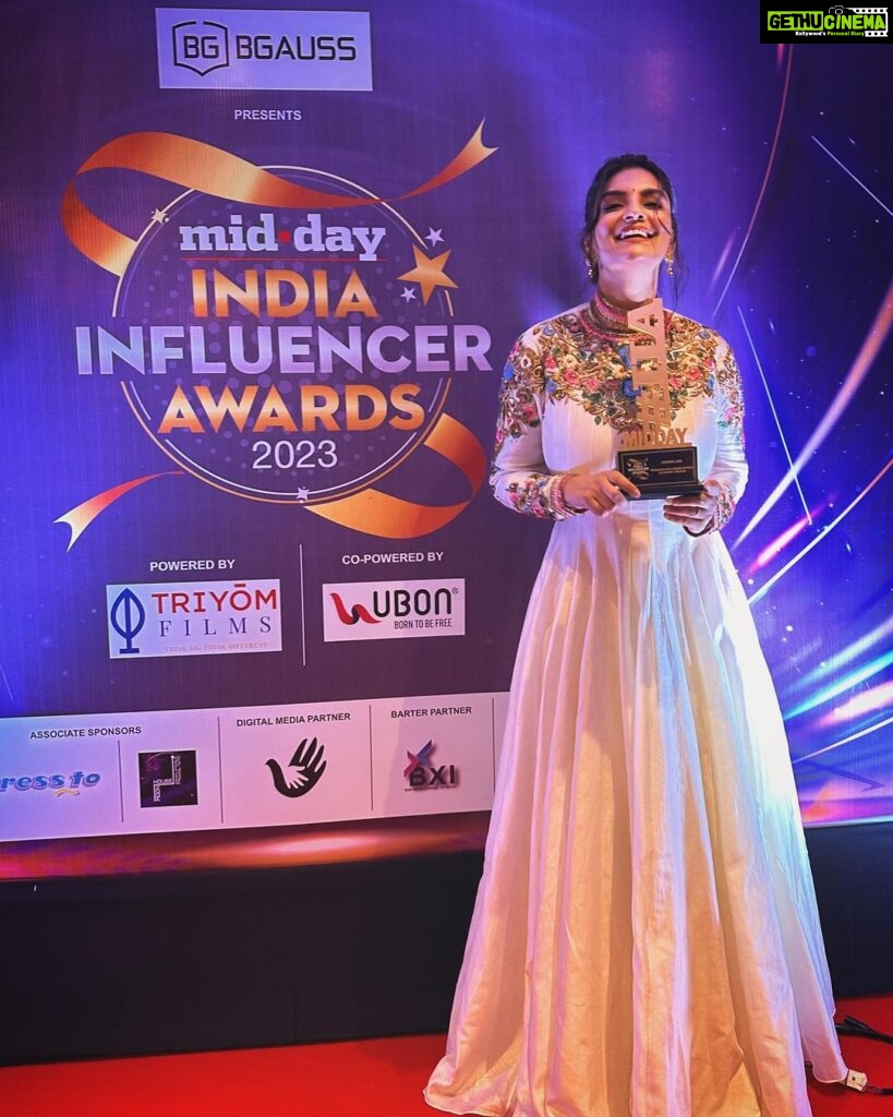 Anveshi Jain Instagram - Grateful to receive Mid-Day Most Promising Bollywood actress & Content Creator Award last night !!! Ps : My mom chose this outfit for me 🙈💭 @middayindia @rahupdaiwik @bhavinigoswami_ @mruchishah @sugarsilverscreenmedia and @quresh2018 #middayiia #middayindiainfluenceraward #IIA India