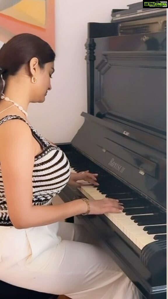Anveshi Jain Instagram - @airbnb ‘s 2nd day stay brought a new desire in me . I love the unpredictability, homely vibe and new culture and new people ! I am going to peruse learning piano ! I tried Guitar , but Piano is for me ! 🎀💝💝💝💝