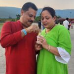 Aparajita Auddy Instagram - এই যে সেই লোকটা সব সময়ই আমার পাশে এমন একটা মুখ নিয়ে দাঁড়ায় পুরো আহারে বেচারা।এক্সপ্রেশনটা এমন যেন 26টা বছর আগে কি ভুল করেছে আর এখনো তার দন্ড দিয়ে যাচ্ছে আজকে সেই বিশেষ ভুলের দিনটি😆😆😆😆😆😆😆