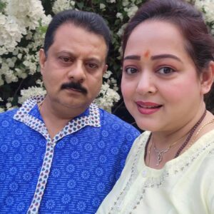 Aparajita Auddy Instagram - এই যে সেই লোকটা সব সময়ই আমার পাশে এমন একটা মুখ নিয়ে দাঁড়ায় পুরো আহারে বেচারা।এক্সপ্রেশনটা এমন যেন 26টা বছর আগে কি ভুল করেছে আর এখনো তার দন্ড দিয়ে যাচ্ছে আজকে সেই বিশেষ ভুলের দিনটি😆😆😆😆😆😆😆