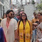 Aparajita Auddy Instagram – হাতি বাগান নবীন পল্লী
থিম: সুকুমার রায়ের আবোল তাবোল ( শতবর্ষ পূর্তি উপলক্ষ্যে)

১৯২৩ সালে যে প্রেস থেকে আবোল তাবোল প্রকাশিত হয়েছে সেই প্রেসের আদলেই এই মণ্ডপ। সমস্ত এলাকাই এই থিমে সাজানো আর সঙ্গে আবোল তাবলেরই নানা রকম পারফরম্যান্স। দেখে মনে হচ্ছে ফ্রান্স বা লাস্ ভেগাস্ এর কোনো এক জায়গা, যেখানে সাধারণত এরকম পুরো এলাকা জুড়ে কনসেপ্ট ক্রিয়েট করা হয়ে থাকে। চোখে না দেখলে এটা সত্যিই বিশ্বাস করা যায়না। 

এখানে থেকে বাঙালি হয়ে আমার এটাই গর্ব হচ্ছিল যে বিদেশী কনসেপ্টকেও  বাঙালি বাঁশ দিয়ে বানানোর ক্ষমতা রাখে।

#durgamaa #durgapuja #festival #hatibagan #aboltabol #theme #bangali #kolkata #festiveseason #trending #reelitfeelit #instagood #instagram #reels Hatibagan,kolkata