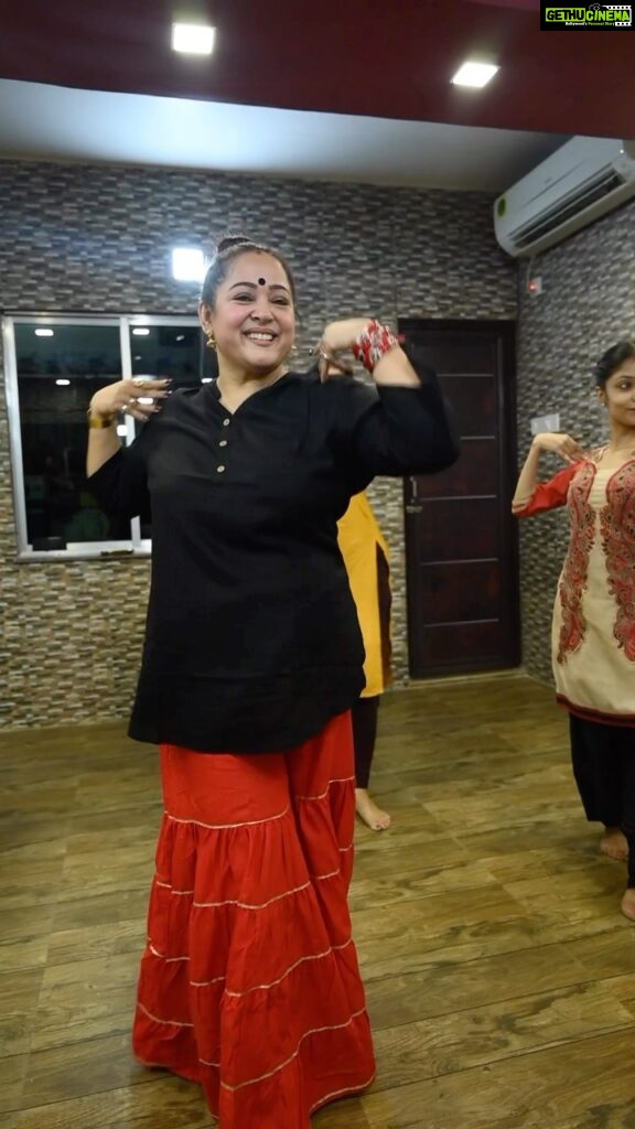Aparajita Auddy Instagram - Komal kaaya ki mohmaaya Punav chandnan nali..🖤 #apsaraali #dance #choreography #reelsinstagram #instagood Kolkata city of joy