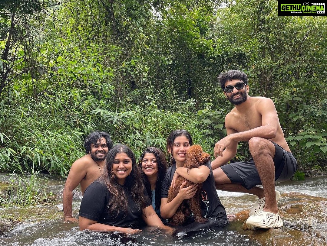 Aparna Balamurali Instagram - So much gratitude. So many reasons to be thankful for! This birthday was special in many ways. The biggest gift I could ever ask for, Good people and great memories. Even though few important faces are missing in the picture, I know how much effort you all took to make this happen. I love you guys for making it the most memorable day. Thank you @tho8amfarmstay for playing a biiggg and wonderful role in this. You guys made it extra special! Also thank you to all for all the wonderful wishes and blessings❤️ Kuttikanam