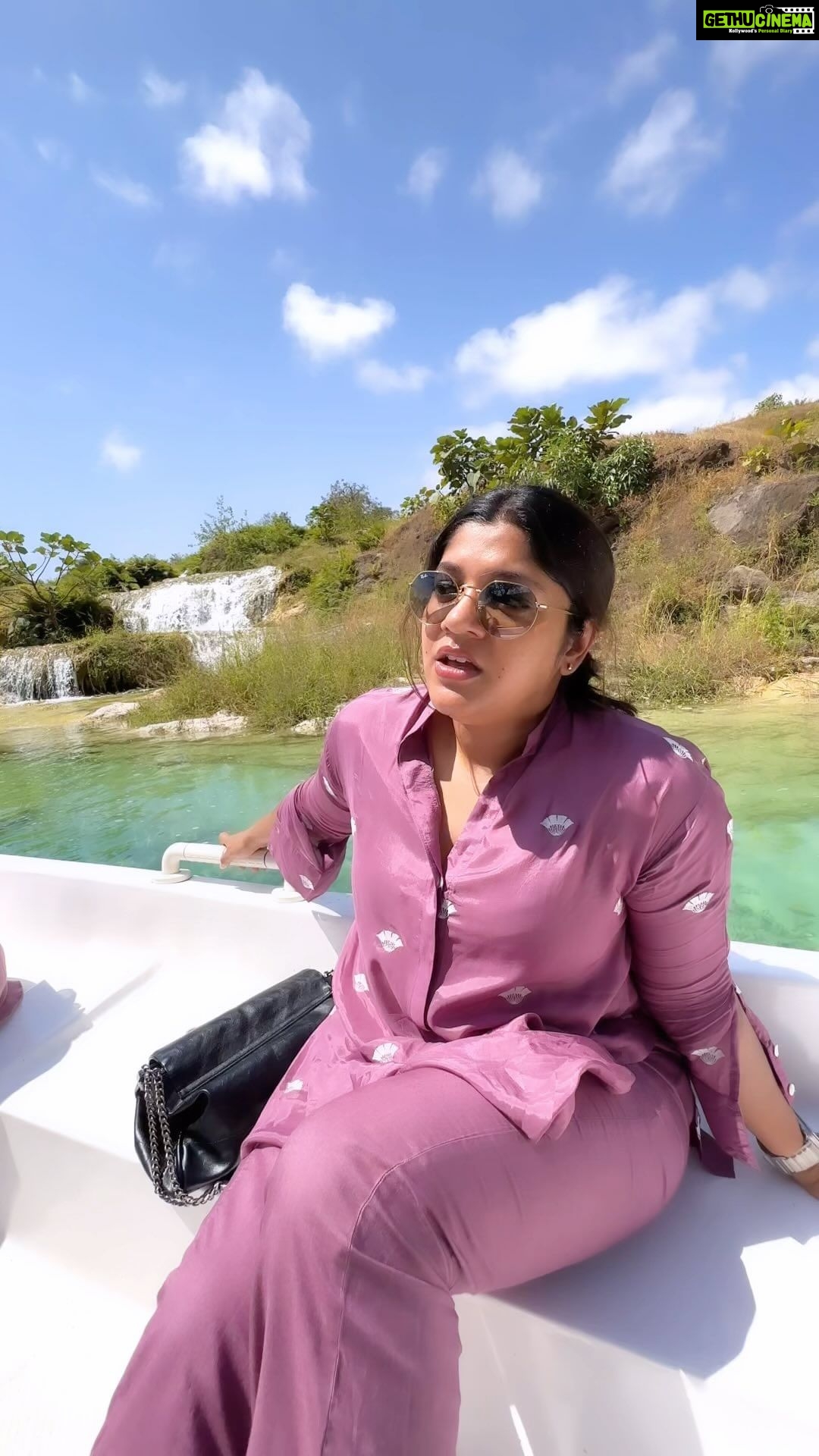 Aparna Balamurali Instagram - The stunning #Salalah ❤️ Thanks @gulfmadhyamamoman @gulfmadhyamamdaily for the amazing hospitality !! #oman #salalahoman🇴🇲 #salalahtourism #nature #boat