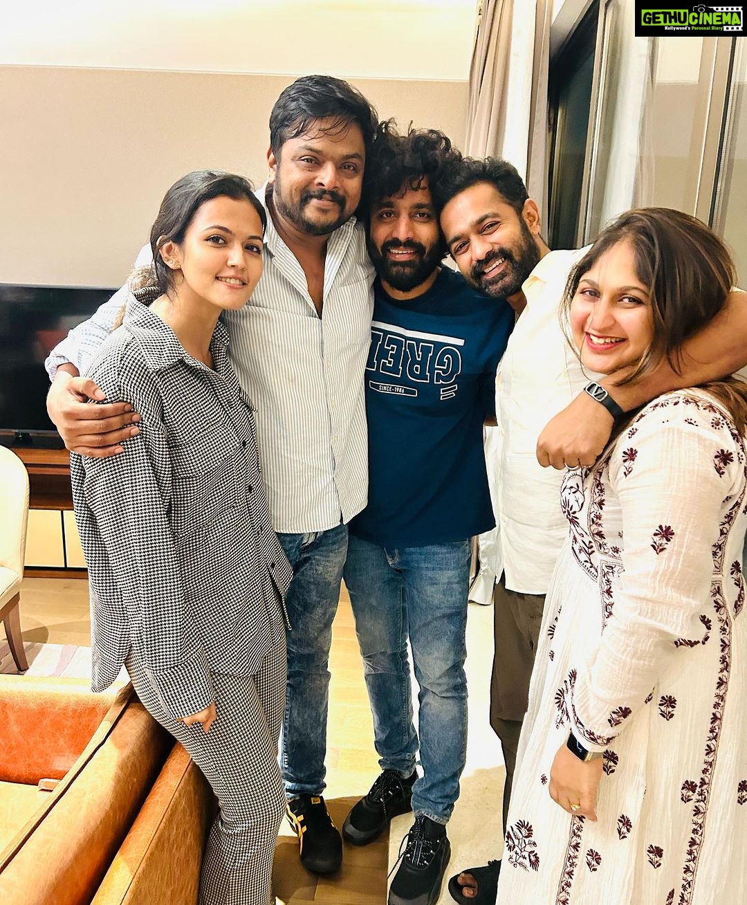 Aparna Das Instagram - #kasargold night ♥️ Heard mixed reviews and went and watched the film and I was wondering whats all the negativity spreading. Loved every bit of kasargold. Bgm,direction,acting. Don’t judge a film hearing reviews. Go experience it urself. Its worth it :) @asifali @mridulmnair @sunnywayn @deepakparambol @abhiramradhakrishnan_ @malavika_sreenath @sreeranjini_nair @vishnuvijay01