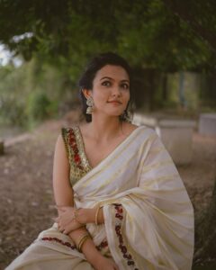Aparna Das Instagram - Welcoming Onam 🌸🌺
 🥻 @rutwva_insta 
 💄 @muabygeethumanu 
 📽️ @merin__georg
🏠  @emerald_waters_2020