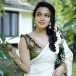 Aparna Das Instagram – മുടിപ്പൂക്കള്‍ വാടിയാലെന്തോമനേ
നിന്റെ ചിരിപ്പൂക്കള്‍ വാടരുതെന്നോമനേ.. 🎶
.
🥻@rutwva_insta 
📽️@merin__georg
💄@muabygeethumanu
🏠 @emerald_waters_2020