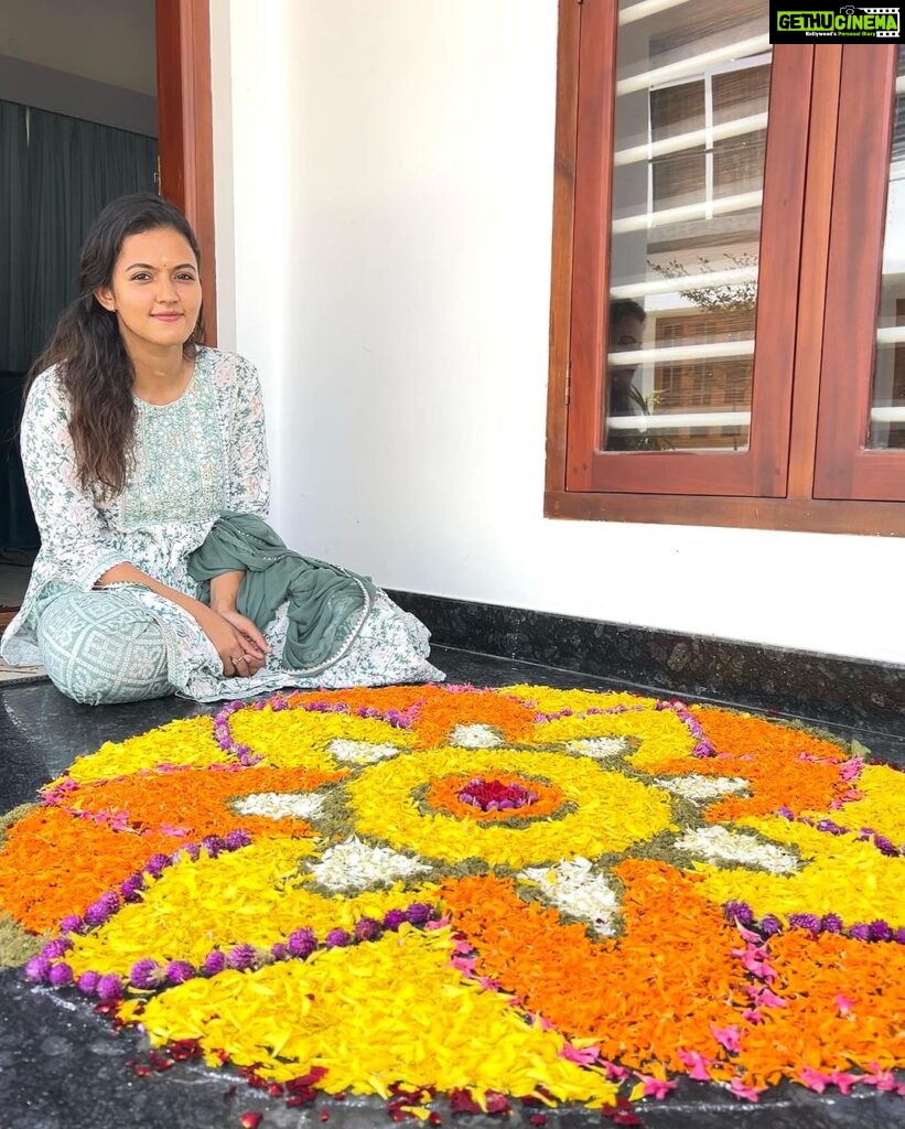 Aparna Das Instagram - Happy Onam 😊♥️ #onam #sadhya #malayali #newhome #firstonam Also proud me for making that sadhya and pookalam all by myself 😌