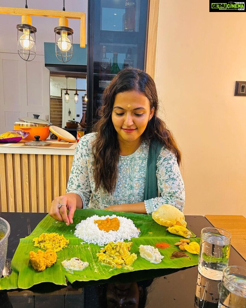 Aparna Das Instagram - Happy Onam 😊♥️ #onam #sadhya #malayali #newhome #firstonam Also proud me for making that sadhya and pookalam all by myself 😌