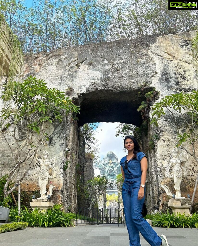 Aparna Das Instagram - Bali Bae-cation ♥️ #day3 . . @touronholidays Pura Luhur Uluwatu, Bali