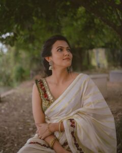 Aparna Das Instagram - Welcoming Onam 🌸🌺
 🥻 @rutwva_insta 
 💄 @muabygeethumanu 
 📽️ @merin__georg
🏠  @emerald_waters_2020
