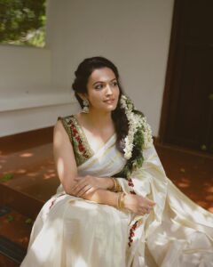 Aparna Das Instagram - Welcoming Onam 🌸🌺
 🥻 @rutwva_insta 
 💄 @muabygeethumanu 
 📽️ @merin__georg
🏠  @emerald_waters_2020