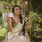 Aparna Das Instagram – Welcoming Onam 🌸🌺
 🥻 @rutwva_insta 
 💄 @muabygeethumanu 
 📽️ @merin__georg
🏠  @emerald_waters_2020