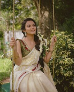 Aparna Das Instagram - Welcoming Onam 🌸🌺
 🥻 @rutwva_insta 
 💄 @muabygeethumanu 
 📽️ @merin__georg
🏠  @emerald_waters_2020