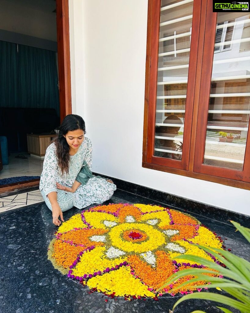 Aparna Das Instagram - Happy Onam 😊♥ #onam #sadhya #malayali #newhome #firstonam Also proud me for making that sadhya and pookalam all by myself 😌