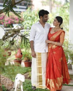 Aparna Vinod Instagram - ♥️

#family #redsaree #traditionalsaree #ethnicwear #malayali #keralagram #godsowncountry #kochi #home #onam #aparna #aparnavinod