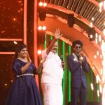 Aranthangi Nisha Instagram - Kpy champion விஜய் டிவி போட்டியாளராக வந்து நான் வந்த நிகழ்ச்சிக்கு தொகுப்பாளராக ஆனது ரொம்ப சந்தோஷம், இப்ப வரைக்கும் நான் ஒரு நல்ல தொகுப்பாளர் ஆகணும்னு முயற்சி பண்ணிட்டு தான் இருக்கேன், வழக்கம்போல நல்ல விமர்சனங்கள் கொடுத்தவர்களுக்கும் நீங்கள் எல்லாம் ஒரு தொகுப்பாளரா, அப்படி விமர்சனம் செய்த அத்தனை சகோதர சகோதரிகளுக்கும் நன்றி..... முக்கியமா என்னுடைய இயக்குனர் மரியாதைக்குரிய Thomson சார் அவர்களுக்கும், EP சுரேந்தர் அவர்களுக்கும், ஸ்ரீதர்,பரத்,ஆனந்த், கேமரா மேன் அண்ணா, லைட் மேன் அண்ணா, coustumer andhy, production teem, எல்லாருக்கும் ரொம்ப நன்றி, இந்த நிகழ்ச்சியில் கலந்து கொண்ட அத்தனை கலைஞர்களுக்கும் நன்றி, முக்கியமா என்னோடு சேர்ந்து பணியாற்றிய தம்பி பாலா அவர்களுக்கும் நன்றி எல்லா, நேரங்களிலும் எனக்கு நல்ல வாய்ப்புகளை தர விஜய் தொலைக்காட்சிக்கு நன்றி இந்த நிகழ்ச்சியை நடுவர்கள் ரேஷ்மா, மதுரை முத்து, தாடி பாலாஜி அண்ணா, நந்தினி, சுருதிஹா, ரொம்ப ரொம்ப நன்றி. நன்றி மக்களே மீண்டும் ஏதாவது ஒரு வாய்ப்பு இருந்தா சந்திக்கலாம் உங்கள் விமர்சனங்கள் வரவேற்கப்படும்..... @director_thomson_vijaytv @bjbala_kpy @surendarvr @andy_k_studio @reshmapasupuleti @mathuraimuthuofficial @myna_nandhu @suruthiperiyasamy @