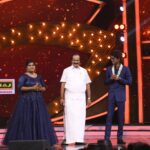 Aranthangi Nisha Instagram - Kpy champion விஜய் டிவி போட்டியாளராக வந்து நான் வந்த நிகழ்ச்சிக்கு தொகுப்பாளராக ஆனது ரொம்ப சந்தோஷம், இப்ப வரைக்கும் நான் ஒரு நல்ல தொகுப்பாளர் ஆகணும்னு முயற்சி பண்ணிட்டு தான் இருக்கேன், வழக்கம்போல நல்ல விமர்சனங்கள் கொடுத்தவர்களுக்கும் நீங்கள் எல்லாம் ஒரு தொகுப்பாளரா, அப்படி விமர்சனம் செய்த அத்தனை சகோதர சகோதரிகளுக்கும் நன்றி..... முக்கியமா என்னுடைய இயக்குனர் மரியாதைக்குரிய Thomson சார் அவர்களுக்கும், EP சுரேந்தர் அவர்களுக்கும், ஸ்ரீதர்,பரத்,ஆனந்த், கேமரா மேன் அண்ணா, லைட் மேன் அண்ணா, coustumer andhy, production teem, எல்லாருக்கும் ரொம்ப நன்றி, இந்த நிகழ்ச்சியில் கலந்து கொண்ட அத்தனை கலைஞர்களுக்கும் நன்றி, முக்கியமா என்னோடு சேர்ந்து பணியாற்றிய தம்பி பாலா அவர்களுக்கும் நன்றி எல்லா, நேரங்களிலும் எனக்கு நல்ல வாய்ப்புகளை தர விஜய் தொலைக்காட்சிக்கு நன்றி இந்த நிகழ்ச்சியை நடுவர்கள் ரேஷ்மா, மதுரை முத்து, தாடி பாலாஜி அண்ணா, நந்தினி, சுருதிஹா, ரொம்ப ரொம்ப நன்றி. நன்றி மக்களே மீண்டும் ஏதாவது ஒரு வாய்ப்பு இருந்தா சந்திக்கலாம் உங்கள் விமர்சனங்கள் வரவேற்கப்படும்..... @director_thomson_vijaytv @bjbala_kpy @surendarvr @andy_k_studio @reshmapasupuleti @mathuraimuthuofficial @myna_nandhu @suruthiperiyasamy @