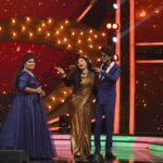 Aranthangi Nisha Instagram - Kpy champion விஜய் டிவி போட்டியாளராக வந்து நான் வந்த நிகழ்ச்சிக்கு தொகுப்பாளராக ஆனது ரொம்ப சந்தோஷம், இப்ப வரைக்கும் நான் ஒரு நல்ல தொகுப்பாளர் ஆகணும்னு முயற்சி பண்ணிட்டு தான் இருக்கேன், வழக்கம்போல நல்ல விமர்சனங்கள் கொடுத்தவர்களுக்கும் நீங்கள் எல்லாம் ஒரு தொகுப்பாளரா, அப்படி விமர்சனம் செய்த அத்தனை சகோதர சகோதரிகளுக்கும் நன்றி..... முக்கியமா என்னுடைய இயக்குனர் மரியாதைக்குரிய Thomson சார் அவர்களுக்கும், EP சுரேந்தர் அவர்களுக்கும், ஸ்ரீதர்,பரத்,ஆனந்த், கேமரா மேன் அண்ணா, லைட் மேன் அண்ணா, coustumer andhy, production teem, எல்லாருக்கும் ரொம்ப நன்றி, இந்த நிகழ்ச்சியில் கலந்து கொண்ட அத்தனை கலைஞர்களுக்கும் நன்றி, முக்கியமா என்னோடு சேர்ந்து பணியாற்றிய தம்பி பாலா அவர்களுக்கும் நன்றி எல்லா, நேரங்களிலும் எனக்கு நல்ல வாய்ப்புகளை தர விஜய் தொலைக்காட்சிக்கு நன்றி இந்த நிகழ்ச்சியை நடுவர்கள் ரேஷ்மா, மதுரை முத்து, தாடி பாலாஜி அண்ணா, நந்தினி, சுருதிஹா, ரொம்ப ரொம்ப நன்றி. நன்றி மக்களே மீண்டும் ஏதாவது ஒரு வாய்ப்பு இருந்தா சந்திக்கலாம் உங்கள் விமர்சனங்கள் வரவேற்கப்படும்..... @director_thomson_vijaytv @bjbala_kpy @surendarvr @andy_k_studio @reshmapasupuleti @mathuraimuthuofficial @myna_nandhu @suruthiperiyasamy @