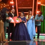 Aranthangi Nisha Instagram - Kpy champion விஜய் டிவி போட்டியாளராக வந்து நான் வந்த நிகழ்ச்சிக்கு தொகுப்பாளராக ஆனது ரொம்ப சந்தோஷம், இப்ப வரைக்கும் நான் ஒரு நல்ல தொகுப்பாளர் ஆகணும்னு முயற்சி பண்ணிட்டு தான் இருக்கேன், வழக்கம்போல நல்ல விமர்சனங்கள் கொடுத்தவர்களுக்கும் நீங்கள் எல்லாம் ஒரு தொகுப்பாளரா, அப்படி விமர்சனம் செய்த அத்தனை சகோதர சகோதரிகளுக்கும் நன்றி..... முக்கியமா என்னுடைய இயக்குனர் மரியாதைக்குரிய Thomson சார் அவர்களுக்கும், EP சுரேந்தர் அவர்களுக்கும், ஸ்ரீதர்,பரத்,ஆனந்த், கேமரா மேன் அண்ணா, லைட் மேன் அண்ணா, coustumer andhy, production teem, எல்லாருக்கும் ரொம்ப நன்றி, இந்த நிகழ்ச்சியில் கலந்து கொண்ட அத்தனை கலைஞர்களுக்கும் நன்றி, முக்கியமா என்னோடு சேர்ந்து பணியாற்றிய தம்பி பாலா அவர்களுக்கும் நன்றி எல்லா, நேரங்களிலும் எனக்கு நல்ல வாய்ப்புகளை தர விஜய் தொலைக்காட்சிக்கு நன்றி இந்த நிகழ்ச்சியை நடுவர்கள் ரேஷ்மா, மதுரை முத்து, தாடி பாலாஜி அண்ணா, நந்தினி, சுருதிஹா, ரொம்ப ரொம்ப நன்றி. நன்றி மக்களே மீண்டும் ஏதாவது ஒரு வாய்ப்பு இருந்தா சந்திக்கலாம் உங்கள் விமர்சனங்கள் வரவேற்கப்படும்..... @director_thomson_vijaytv @bjbala_kpy @surendarvr @andy_k_studio @reshmapasupuleti @mathuraimuthuofficial @myna_nandhu @suruthiperiyasamy @