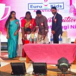 Aranthangi Nisha Instagram - இந்த வருடம் நிறைய பள்ளிகளுக்கு சிறப்பு அழைப்பாளராக போய்கிட்டே இருந்தேன், திடீர்னு ஒரு அழைப்பு அறந்தாங்கியில் என்னோட பொண்ணு படிக்கிற பள்ளியில Eurokids சிறப்பு அழைப்பாளரா நீங்க வரணும்னு கூப்பிட்டாங்க, ரொம்ப சந்தோஷமா இருந்தது நான் மட்டும் இல்ல என்னுடைய கணவரும் சிறப்பு அழைப்பாளரா அழைச்சிருந்தாங்க. இதுவரைக்கும் பள்ளியில நான் எந்த பரிசு வாங்கினதே கிடையாது ஆனால் நிறைய பள்ளிகளுக்கு பரிசு கொடுப்பதற்கு இப்ப நான் போய்கிட்டு இருக்கேன், அந்த வகையில என் பொண்ணு என் கையால பரிசு வாங்கும் போது தனி சந்தோஷமாக இருந்தது. என்னையும் என் கணவரையும் என் குடும்பத்தையும் கௌரவப்படுத்திய என் மண்ணிற்கும், Eurokids பள்ளிக்கும் சகோதரி கவிதா சரவணனுக்கும் நன்றி.....