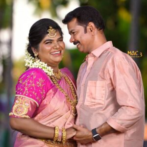 Aranthangi Nisha Instagram - என் வாழ்கையில் நான் என்ன செய்தாலும் எனக்கு பின்னால் எப்பவும் நிழலாக என்னையும் என் கனவையும் சுமந்து நிற்கும் என்னவனோடு கரம் கோர்த்து 13 ஆண்டுகள் ஆகிவிட்டது.... வாழ்த்துக்கள் tangameeee coustume: @lakshmiboutique2021 @sreekamakshisilk makeup and hair: @mac3makeoverstudio blouse : @suda_rii  photo pic: @jaihindh_photography