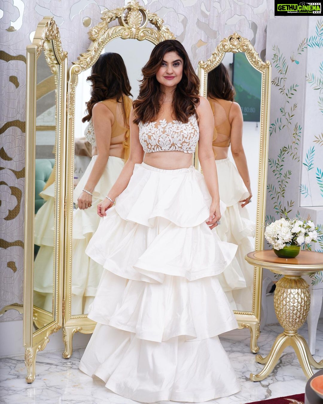 Archana Instagram - Coz #white resonates at another level with my spirit π€π€π€ π @azotiique π @krupa_jain π @ . . . #event #hosting #hostlife #gigtime #showtime #loveit #glam #dressup #love #polycab #worldcup #thebestofbest #manieshpaul #anchor Jio World Convention Centre